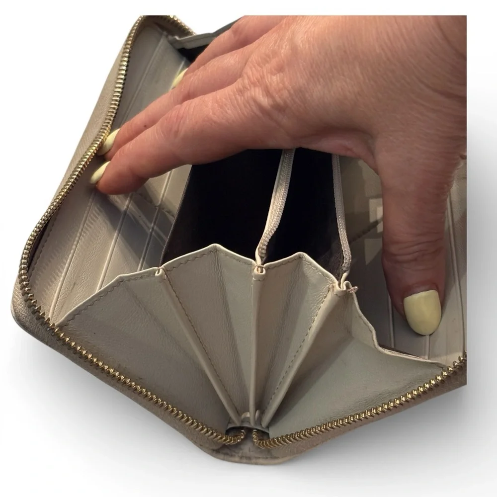 Gucci Guccissima Taupe GG-Embossed Zip Wallet with Gold Plaque - Picture 4 of 16